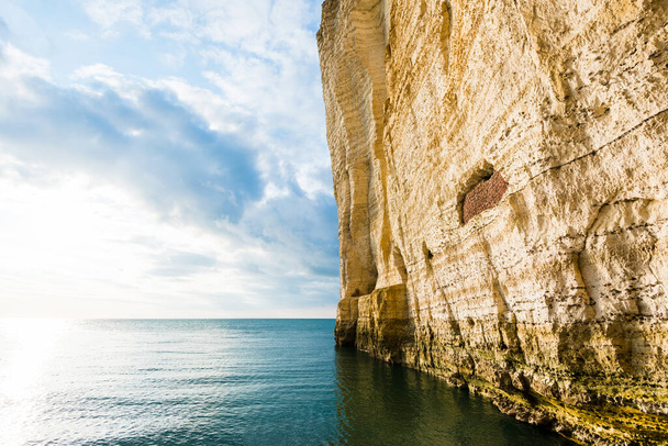 Вид на білі скелі Етрета в Нормандії (Франція). - Фото, зображення