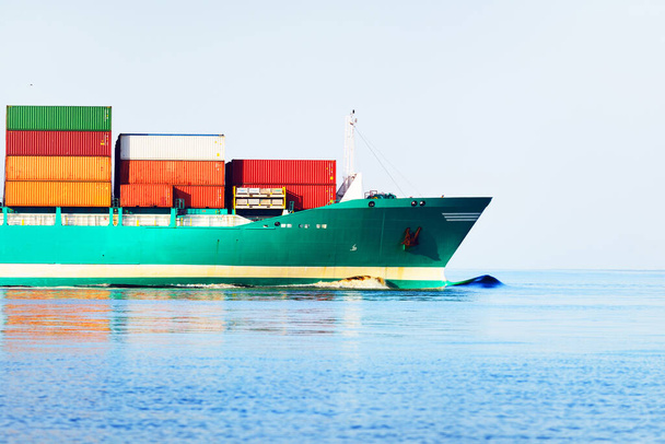 Grande navio contêiner verde e a água calma do Mar Báltico em um dia ensolarado claro. Letónia - Foto, Imagem