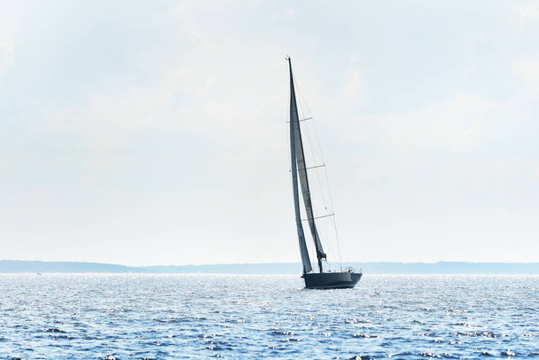 Sloop equipado iate navegando em um dia claro. Vista de perto do mastro e velas. Baía de Riga, mar Báltico, atvia - Foto, Imagem