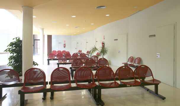 kórházi várótermek a piros fémes szék. - Fotó, kép