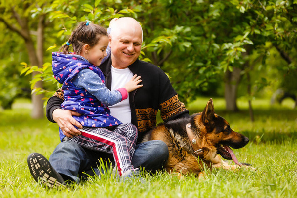 Grand-père et petite-fille prenant le chien pour la promenade - Photo, image