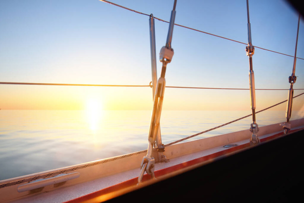 Balti-tenger naplementekor. Tiszta esti napfény és visszaverődés a vízen. Kilátás a jachtról. Lettország - Fotó, kép