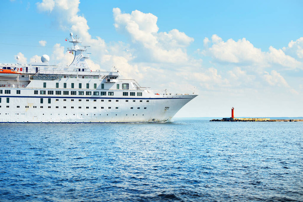 バルト海で大規模な白い客船、クローズアップ。背景に灯台。ラトビアのリガ湾 - 写真・画像