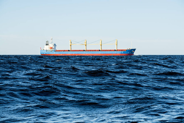 Grand cargo avec grues naviguant en pleine mer par temps clair. Mer Baltique, Lettonie - Photo, image