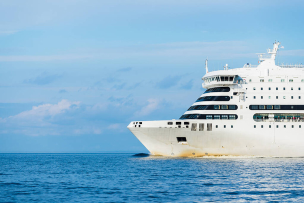 Biały statek pasażerski na Morzu Bałtyckim, zbliżenie. Chmurne błękitne niebo. Łotwa - Zdjęcie, obraz