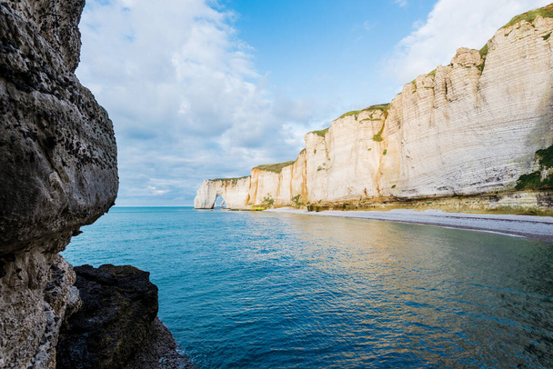 Kilátás Etretat fehér sziklák Normandia, Franciaország - Fotó, kép