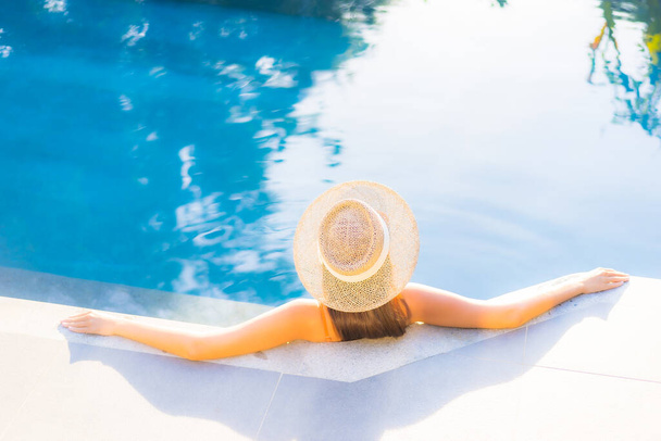 Portrét krásná mladá asijská žena těšit relaxovat kolem bazénu pro volný čas dovolenou - Fotografie, Obrázek