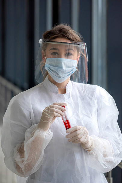 análisis de sangre para la enfermedad por coronavirus. una enfermera trabaja durante una pandemia covida19 - Foto, Imagen