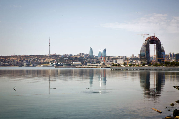 Azerbaijão, Baku. 26.12.2020. Nova avenida moderna na cidade de Baku. Boulvard da baía do Cáspio em Baku, Azerbaijão. Parque Nacional à beira-mar em Baku. - Foto, Imagem