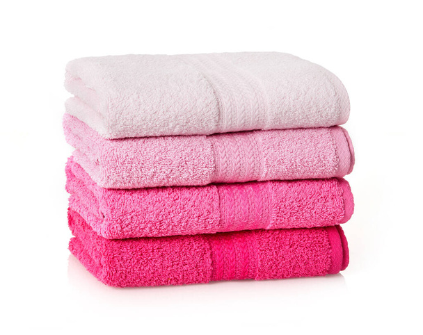 Roze handdoeken stapel op witte achtergrond - Foto, afbeelding