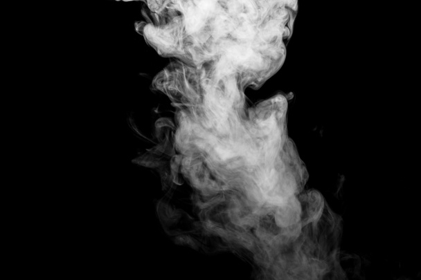 изолированный дым, абстрактный порошок, спрей для воды на черном фоне. - Фото, изображение