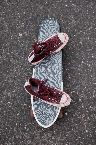 Використовуване полотно взуття на скейтборді, білий фон
 - Фото, зображення