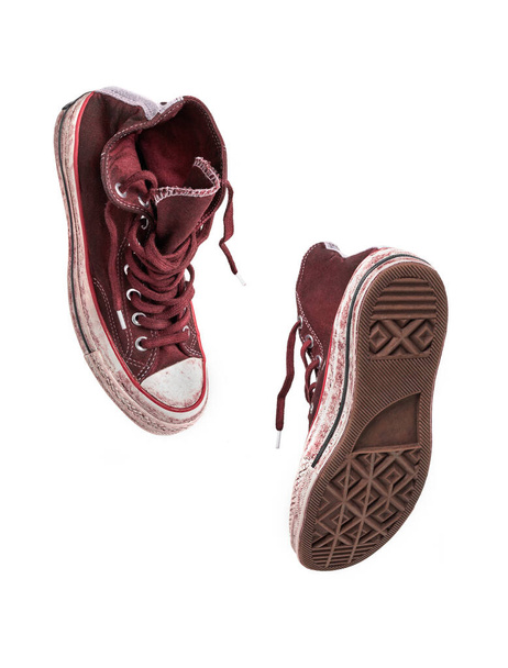Zapatos de lona usados sobre fondo blanco - Foto, Imagen