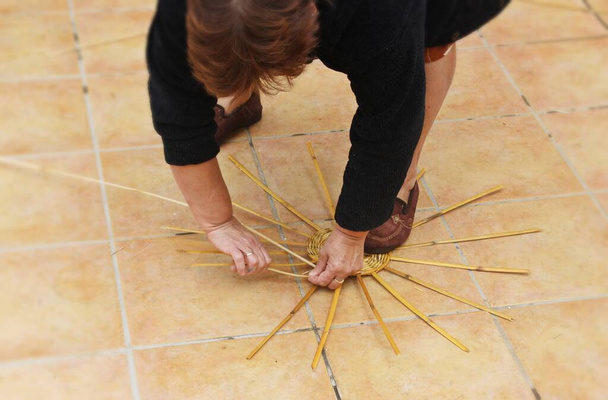 サンルカル・デ・グアディアナ、アンダルシア、スペインの伝統的な杖工芸品。本物の仕事、バスケットを作る. - 写真・画像