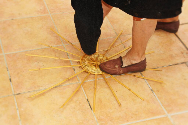 Традиційна ручна тростина в Санлукар-де-Гуадіана, Андалусія, Іспанія. Справжня робота, виготовлення кошиків.. - Фото, зображення