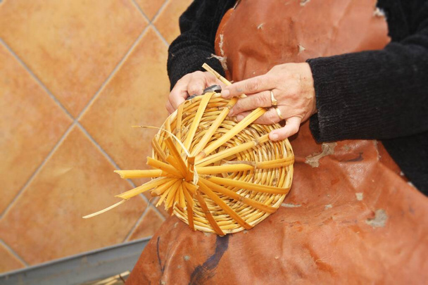 Artigianato tradizionale della canna a Sanlucar de Guadiana, Andalusia, Spagna. Lavoro vero, fare cesti. - Foto, immagini