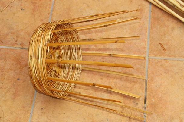 Традиционное рукоделие тростью в Санлукар-де-Гвадиана, Андалусия, Испания. Реальная работа, изготовление корзин. - Фото, изображение