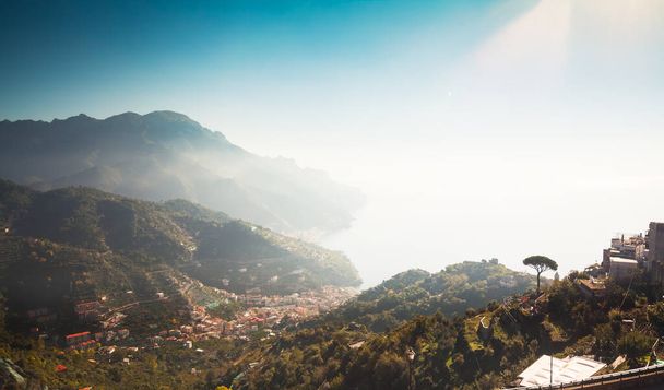 Vista panoramica sulla Costiera Amalfitana e sul mare da Ravello - Foto, immagini
