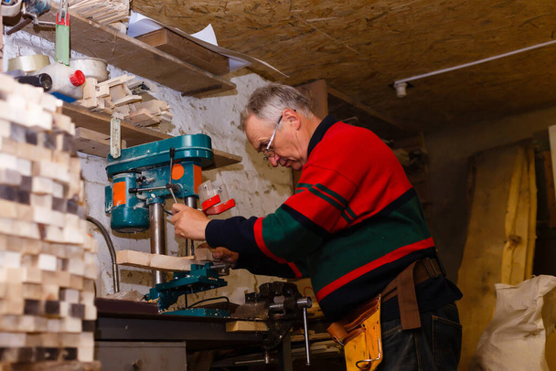 Marangoz antika mobilya üretimi için bir atölyede çalışıyor. - Fotoğraf, Görsel