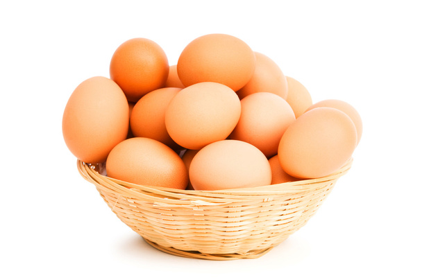 Καφέ αυγά στο καλάθι σε λευκό - Φωτογραφία, εικόνα