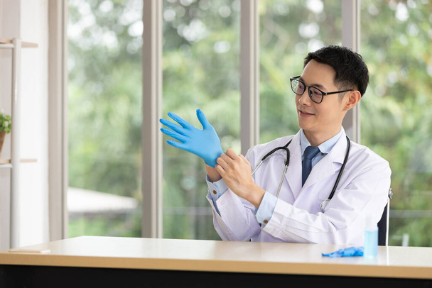 portret azjatycki lekarz noszenie rękawice medyczne dla ochrony wirusa - Zdjęcie, obraz