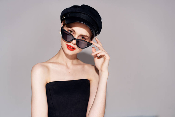 Mujer bonita ropa de moda gafas oscuras labios rojos vestido de noche - Foto, imagen
