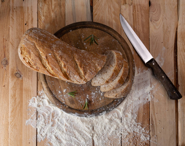 vista superior pan blanco fresco. pronto pan horneado en una mesa de madera - Foto, imagen