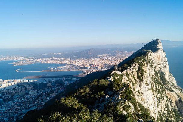 Gibraltar los simios roquean en el mar Mediterráneo - Foto, imagen