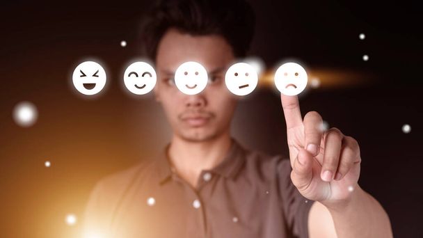 Üzletember nyomja érzés ikon az arcon egy virtuális képernyőn. Ötletek az elégedettségről és a véleményekről. Technológiai hatások. - Fotó, kép