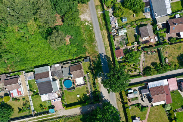 Вид с воздуха на пригородное поселение с небольшими домами и недвижимостью - Фото, изображение