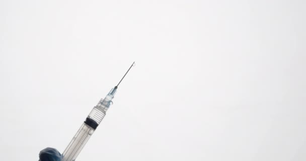 Pulvérisations liquides de l'aiguille de la seringue. Concept de vaccination, injection. - Séquence, vidéo