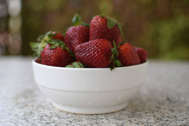 A closeup shot of fresh strawberries in a bowl - Foto, afbeelding