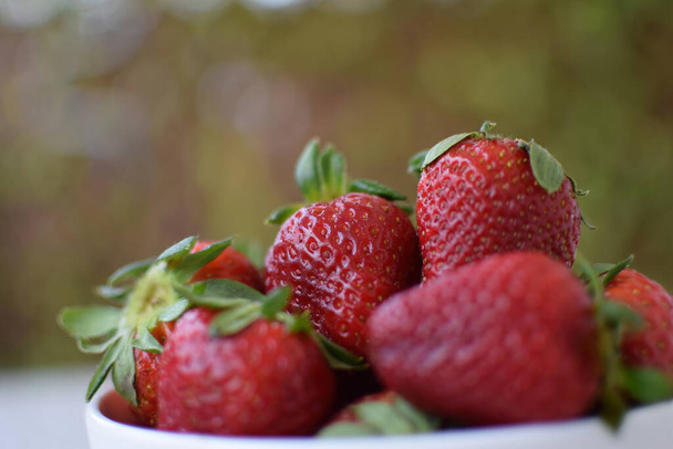 A closeup shot of fresh strawberries in a bowl - Fotografie, Obrázek