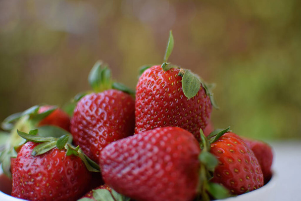 A closeup shot of fresh strawberries in a bowl - Foto, Imagen