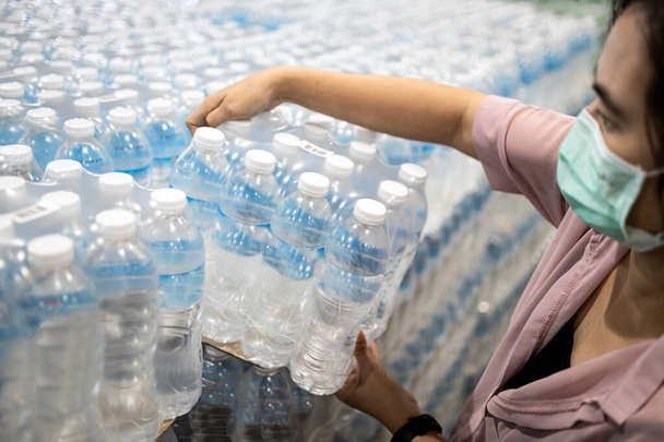 Asijské dívka výběru čisté sladké vody nebo nákup a hromadění během COVID-19 Coronavirus pandemie, výběr čisté vody, nákupní život potřebné pro darování, dobrovolník s jídlem a pitím darování - Fotografie, Obrázek