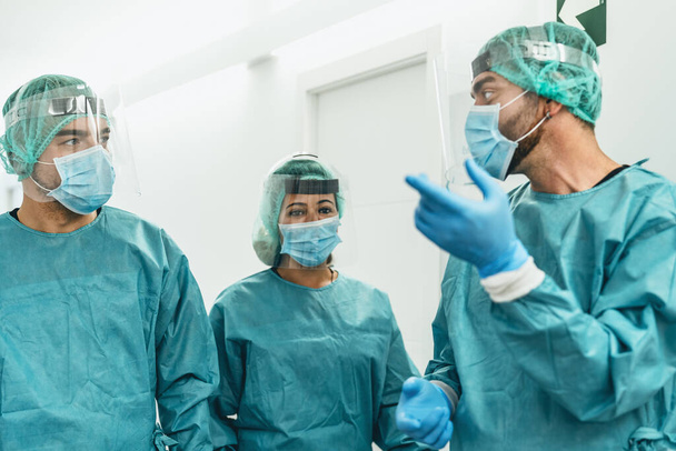 Lekarze przygotowujący się do operacji chirurgicznej w szpitalu podczas epidemii wirusa korony - Pracownicy medyczni przygotowujący się do walki z pandemią koronawirusa - Koncepcja medycyny zdrowotnej - Zdjęcie, obraz