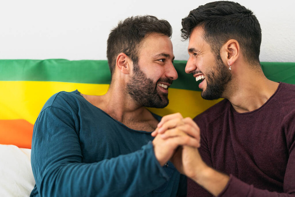 Heureux couple gay ayant des moments tendres dans la chambre à coucher - Relation amoureuse homosexuelle et concept d'égalité des sexes - Photo, image