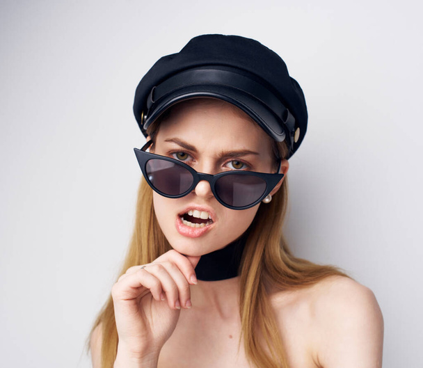 Elegante donna emozioni bocca aperta occhiali da sole nero robusto vista ritagliata - Foto, immagini