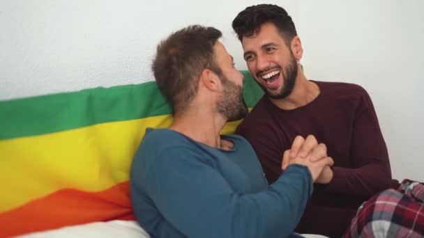Счастливая гей-пара с нежными моментами в спальне - гомосексуальные любовные отношения и концепция гендерного равенства - Кадры, видео