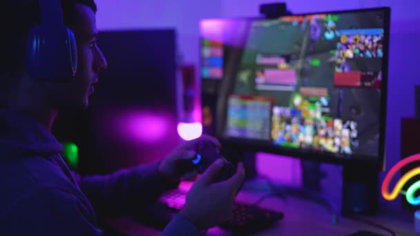 Jugador joven jugando videojuegos en línea mientras transmite en las redes sociales - Los jóvenes adictos a los juegos de nueva tecnología - Metraje, vídeo
