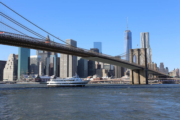 A closeup shot of a bridge over the river in New York City, the USA - Foto, immagini