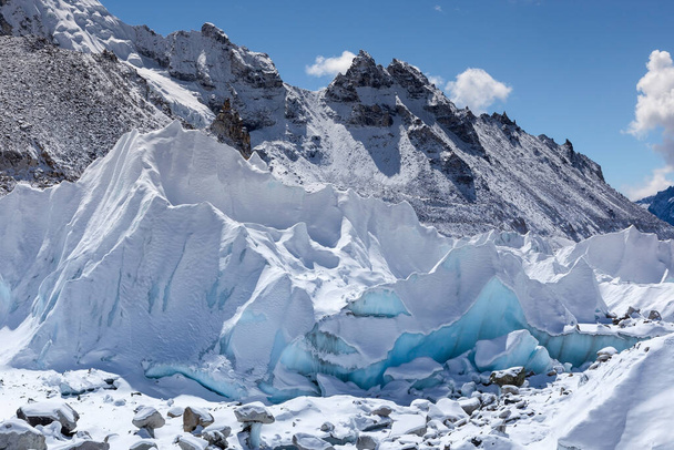 Khumbu Glacier at Everest Base Camp High altitude mountain landscape in Nepal - Foto, Imagem