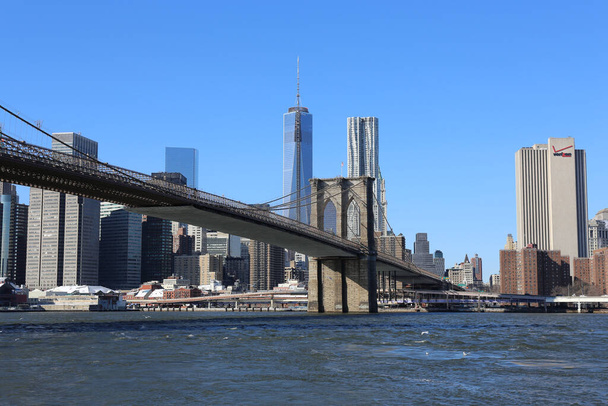 A closeup shot of a bridge over the river in New York City, the USA - Zdjęcie, obraz