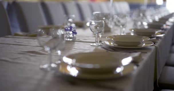Διακοσμημένο τραπέζι για την πολυτέλεια, κομψό δείπνο, δείπνο Ρομαντικό φόντο - Πλάνα, βίντεο