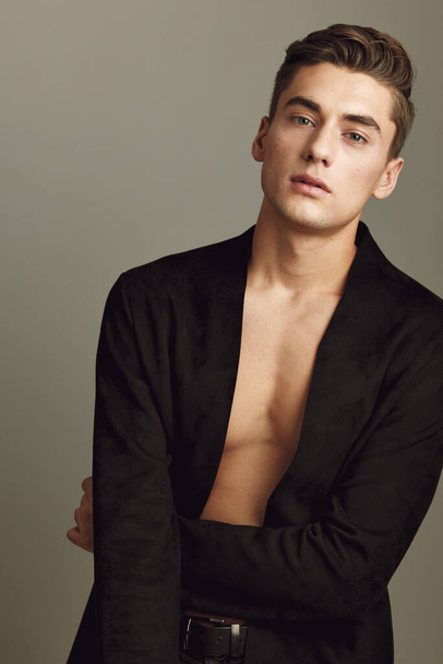 jóképű férfi divat frizura glamor fekete ing stúdió önbizalom modell - Fotó, kép