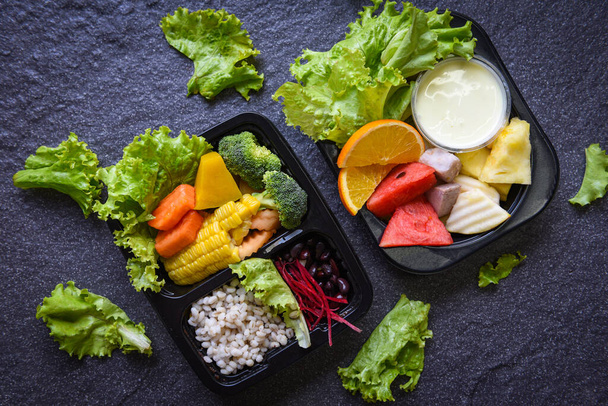 Műanyag doboz élelmiszer egészséges élelmiszer doboz gyümölcs saláta zöldség saláta mártás élelmiszer rendelés online szállítás, Élelmiszer szállítás elvitelre dobozok csomag az asztalon otthon - Fotó, kép