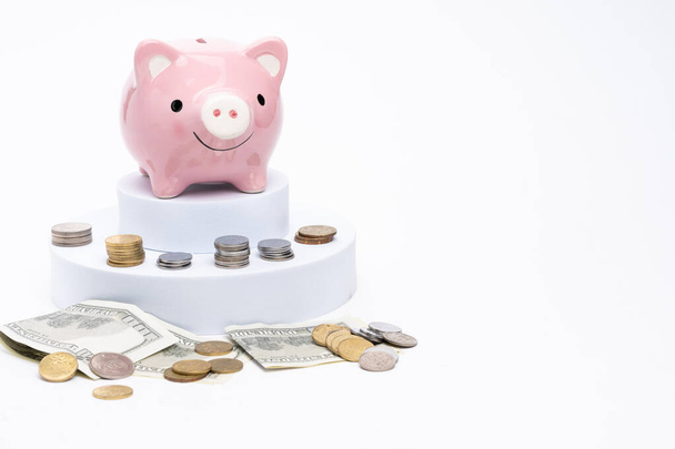 Piggy τράπεζα με διάσπαρτα κέρματα σε λευκό φόντο - Φωτογραφία, εικόνα