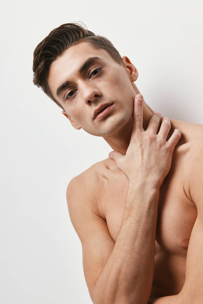 Сексуальна брюнетка хлопець оголена torso рука біля обличчя
 - Фото, зображення