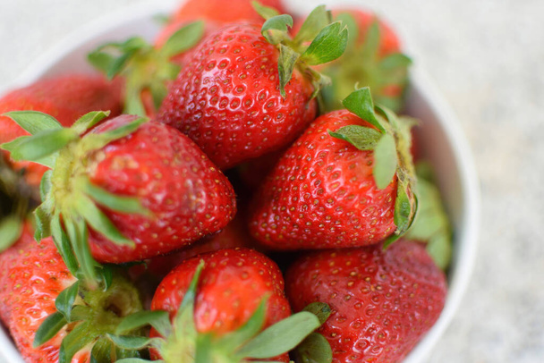 A closeup shot of fresh strawberries in a bowls - Foto, Imagem