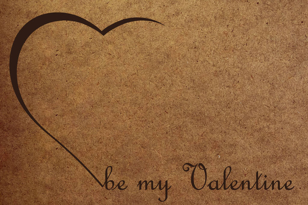 валентинка с коричневой тенью от картонного сердца и коричневой надписью "будь моим валентином" на картонке - Фото, изображение